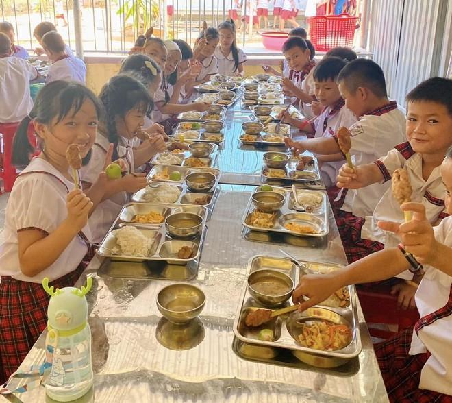 Có gì trong suất ăn bán trú giá 14.000 đồng và17.000 đồng ở trường làng Quảng Trị?- Ảnh 17.