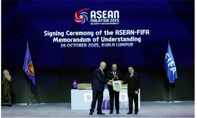 Đông Nam Á có giải đấu mới toanh, Chủ tịch FIFA tuyên bố gì khi đến Malaysia?- Ảnh 2.
