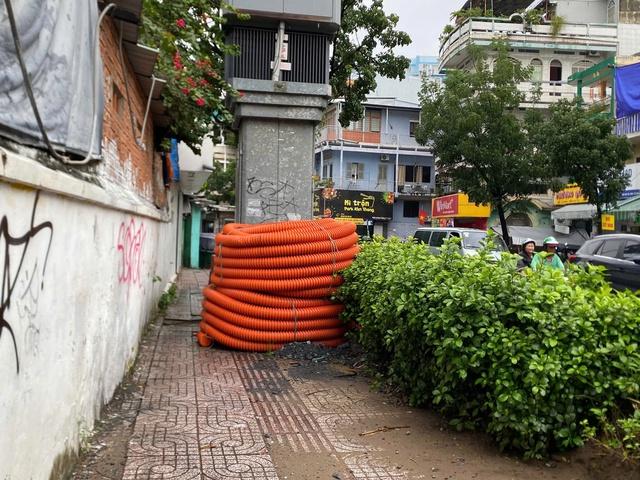 Người mù, người đi xe lăn trên vỉa hè ở TP.HCM bị 'bẫy' vì điều này - Ảnh 7.