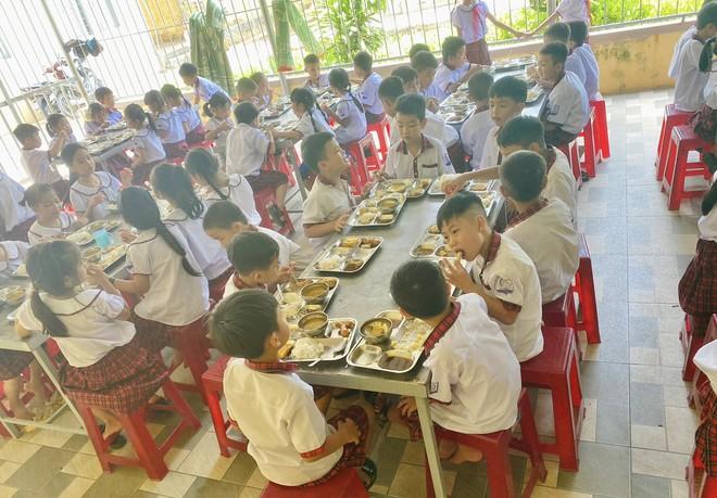 Có gì trong suất ăn bán trú giá 14.000 đồng và17.000 đồng ở trường làng Quảng Trị?- Ảnh 13.