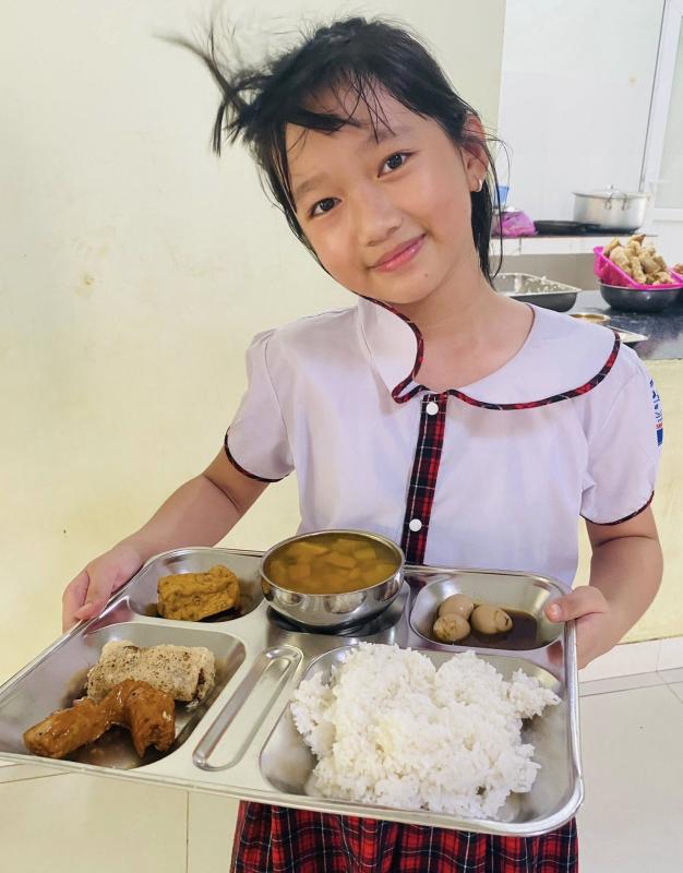 Có gì trong suất ăn bán trú giá 14.000 đồng và17.000 đồng ở trường làng Quảng Trị?- Ảnh 12.
