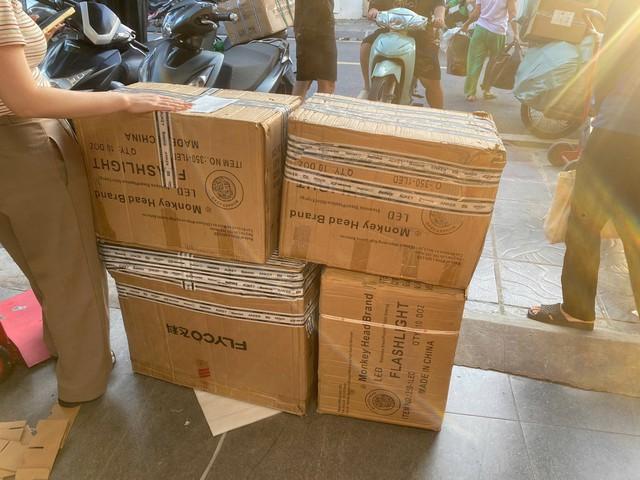 Nhiều người quyên góp đèn pin, sạc dự phòng gửi bà con vùng lũ giữ liên lạc - Ảnh 3.