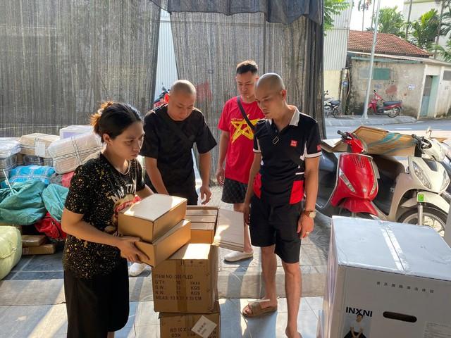 Nhiều người quyên góp đèn pin, sạc dự phòng gửi bà con vùng lũ giữ liên lạc - Ảnh 2.