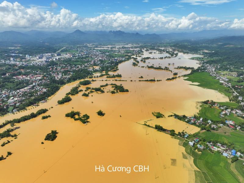 Lũ lịch sử, Cao Bằng nhìn từ trên cao chìm nghỉm trong nước - Ảnh 8.