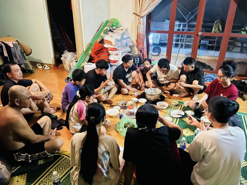 Xúc động clip công an Thái Nguyên cứu người mắc kẹt vì lũ: 'Thương lắm bà con!' - Ảnh 3.
