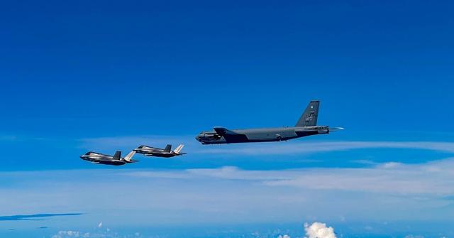 Pháo đài bay B - 52 tập trận tấn công gần Venezuela giữa căng thẳng leo thang - Ảnh 3.