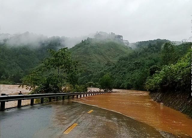 Đường Hồ Chí Minh đoạn qua Đà Nẵng ngập sâu 1,5 m, giao thông tê liệt - Ảnh 1.