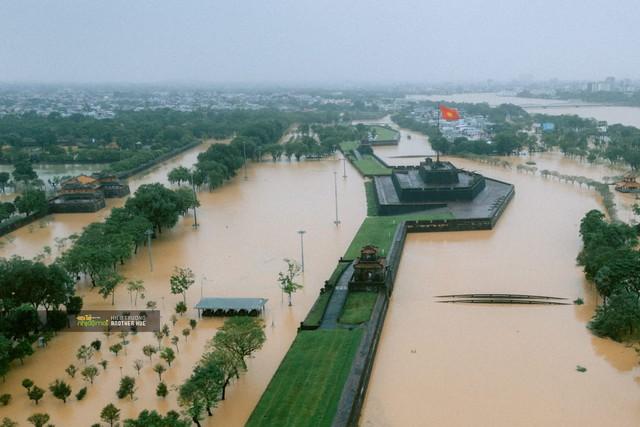 Ngập lụt tại TP . Huế: Người dân gồng mình chống chọi với mưa lũ kéo dài - Ảnh 2.