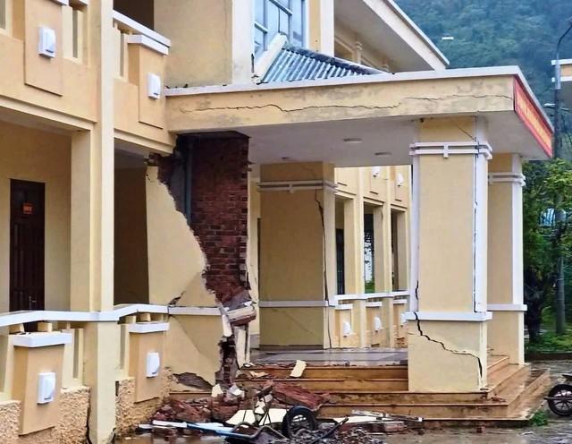 Đà Nẵng: Xã viên giới bị cô lập, trụ sở xã đối diện nguy cơ đổ sập - Ảnh 2.