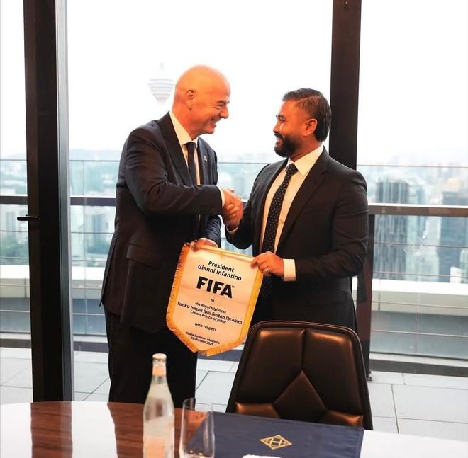 Nhiếp chính vương Malaysia đăng ảnh chụp cùng Chủ tịch FIFA, hé lộ FAM nhập tịch thêm… 27 cầu thủ- Ảnh 1.