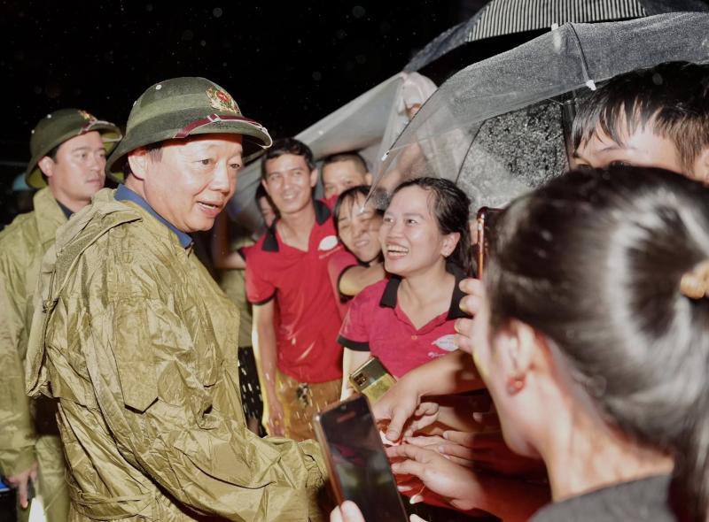 Phó thủ tướng Trần Hồng Hà: Không để người dân đói, rét trong và sau lũ - Ảnh 2.