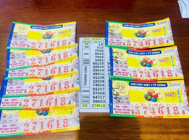 Đại lý đổi thưởng 16 tờ trúng 316 triệu xổ số miền Nam ngày 2 tháng 10 - Ảnh 2.