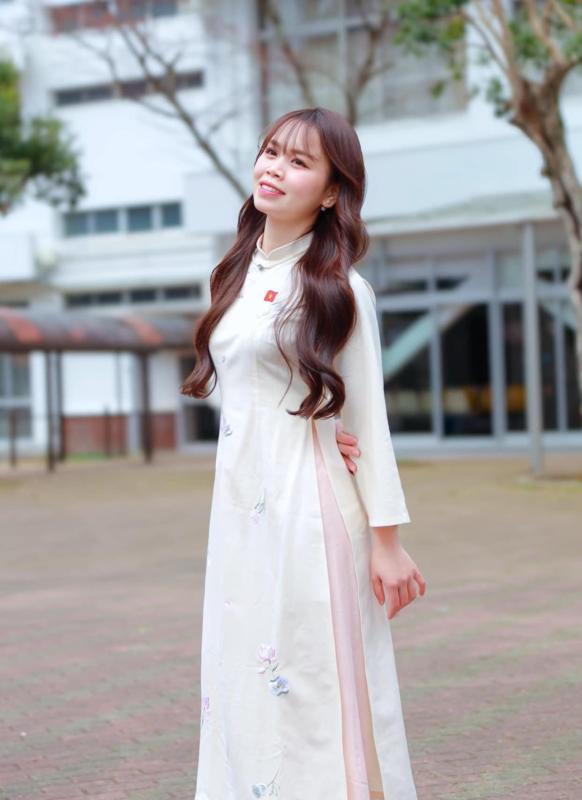 Tà áo dài gửi lời yêu nước - Ảnh 5.
