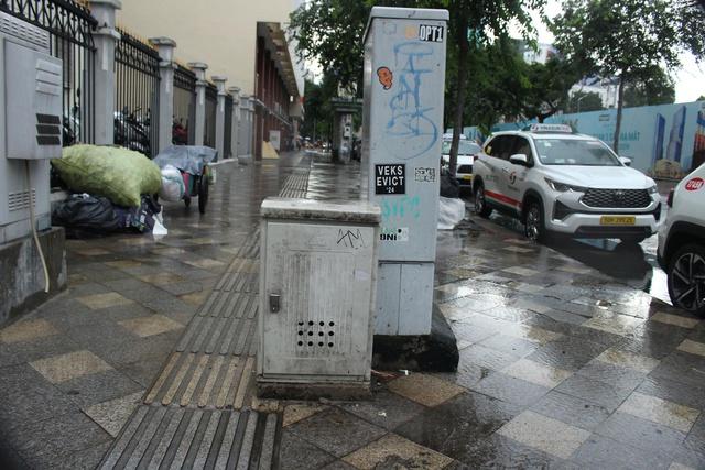 Người mù, người đi xe lăn trên vỉa hè ở TP.HCM bị 'bẫy' vì điều này - Ảnh 6.