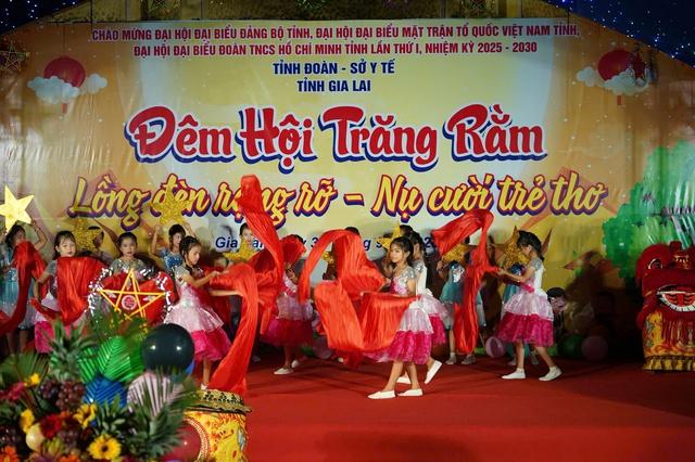 700 thiếu nhi vùng biên đón Trung thu đặc biệt giữa lồng đèn rực sáng- Ảnh 1.