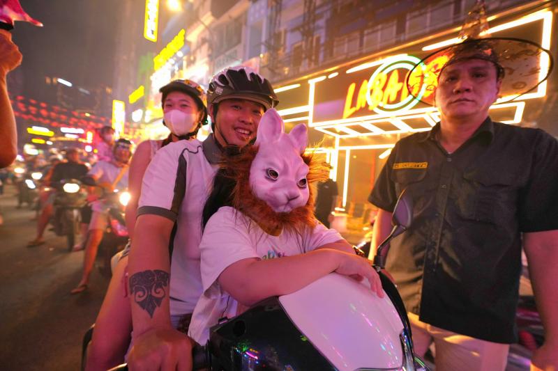 Phố Tây Bùi Viện ngập tràn sắc màu ma quái Halloween: Muôn kiểu hóa trang cực 'chất' - Ảnh 9.