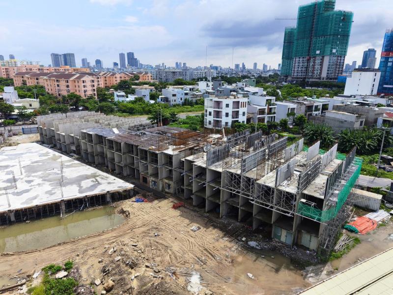 Xếp hàng nộp hồ sơ mua nhà ở xã hội: Giải ‘cơn khát’ nhà ở có dễ?- Ảnh 7. Xếp hàng nộp hồ sơ mua nhà ở xã hội: Giải ‘cơn khát’ nhà ở có dễ?- Ảnh 7.