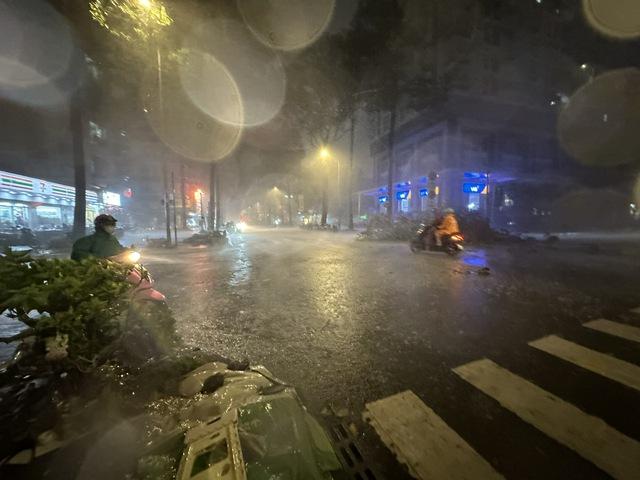 Đêm Trung thu, TP.HCM bất ngờ xuất hiện mưa giông rất mạnh
- Ảnh 2.