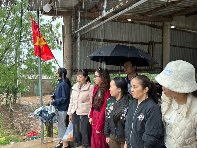 Mưa lớn vùng cao, hàng chục giáo viên bị kẹt lại giữa đường đến trường - Ảnh 3.