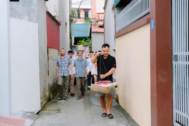Độc lạ nhà trai mang 20 kg thịt heo, buồng cau, 1 kg chè sang nhà gái - Ảnh 2.