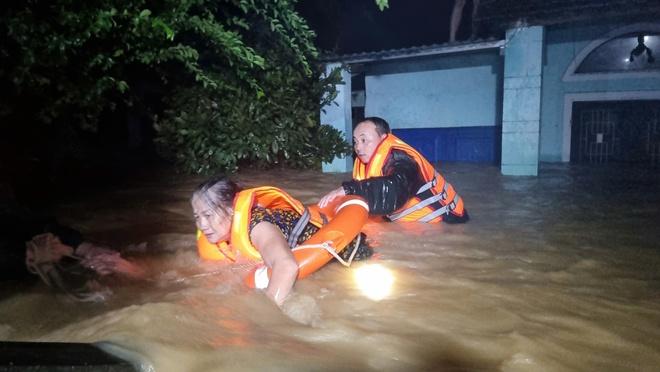 Quân đội hỗ trợ miền Trung giữa cơn lũ lớn , khắc phục hậu quả cứu dân - Ảnh 2.