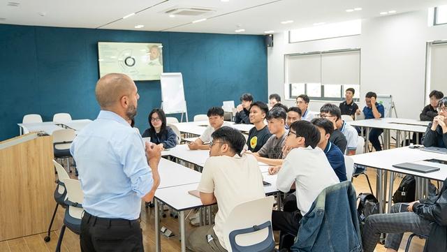Trường ĐH nâng cao chất lượng giáo dục qua chính sách thu hút chuyên gia nước ngòai - Ảnh 1.