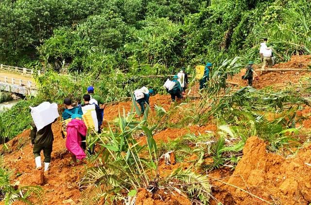 Đà Nẵng: Vượt hàng chục điểm sạt lở, gùi hàng tiếp tế người dân bị cô lập- Ảnh 1.
