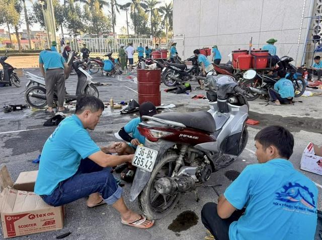 Đến vùng lũ sửa xe máy, đồ điện tử miễn phí - Ảnh 1.