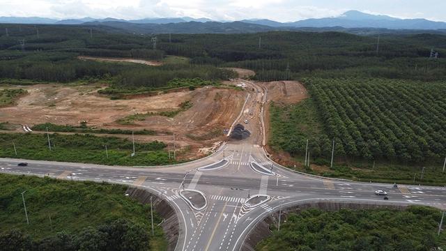 Ngổn ngang dự án nghìn tỉ Quảng Ngãi: Khó khăn và kỳ vọng phát triển hạ tầng - Ảnh 1.