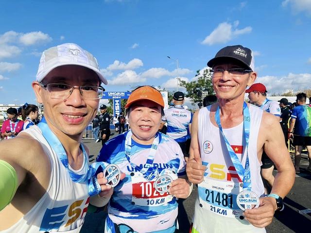 Vợ chồng U70 trở thành runner nhờ... mê xem livestream chạy bộ - Ảnh 4.