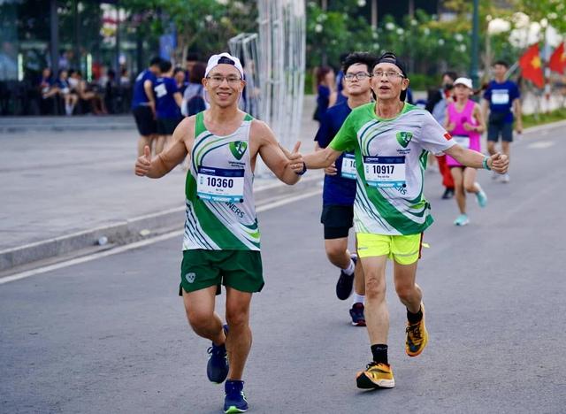 Vợ chồng U70 trở thành runner nhờ... mê xem livestream chạy bộ - Ảnh 2.