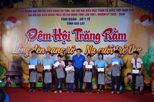 700 thiếu nhi vùng biên đón Trung thu đặc biệt giữa lồng đèn rực sáng- Ảnh 2.