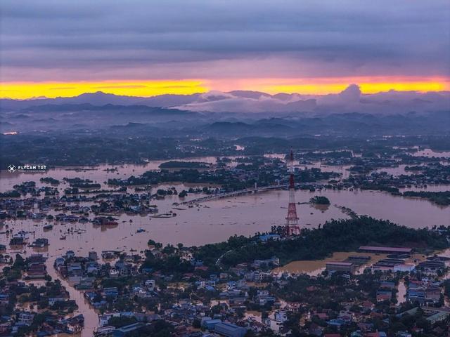 Người dân Thái Nguyên trắng đêm ngâm mình trong cơn lũ lịch sử, tiếp tục cầu cứu - Ảnh 4.