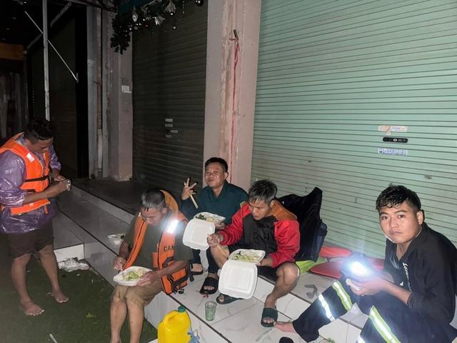 Người dân Thái Nguyên trắng đêm ngâm mình trong cơn lũ lịch sử, tiếp tục cầu cứu - Ảnh 7.