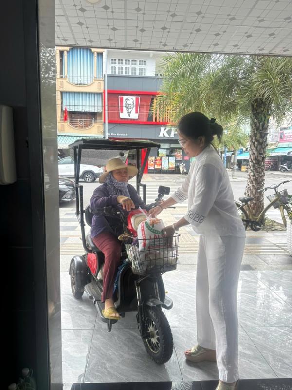Lan tỏa trên mạng xã hội: Ngọn lửa nhân ái  từ bếp ăn 0 đồng - Ảnh 1.