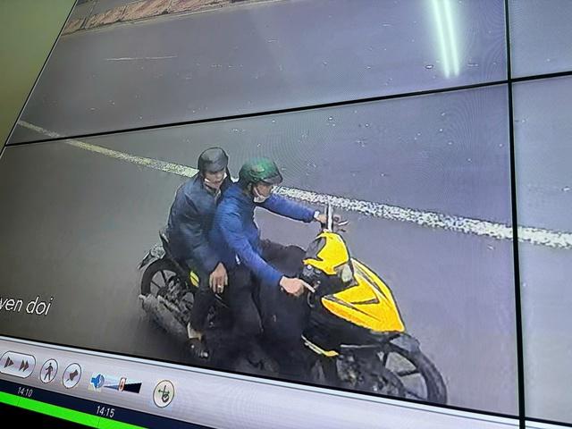 Coong an TP.HCM bắt 2 nghi phạm cướp giật dây chuyền trên đường đi tìm việc làm- Ảnh 1.