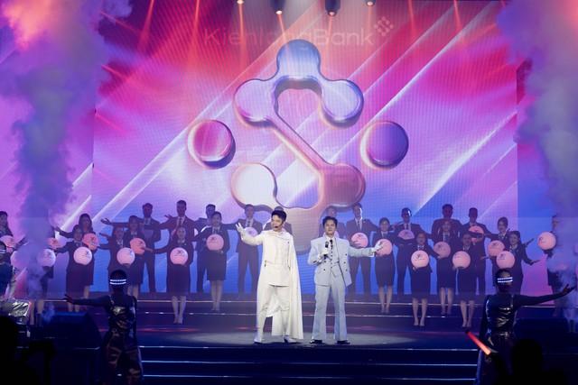 Chủ tịch KienlongBank kể thương hiệu qua màn diễn ‘hot’ như anh trai vượt ngàn chông gai  - Ảnh 2.