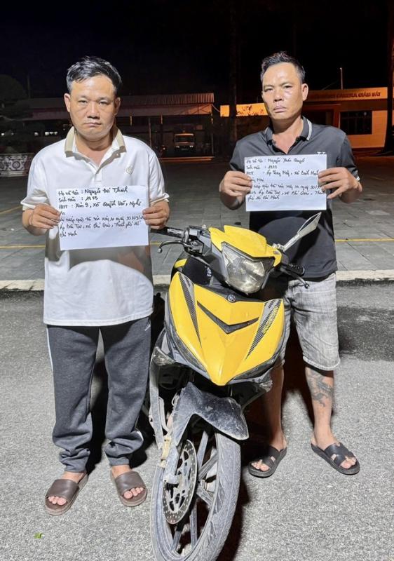 Coong an TP.HCM bắt 2 nghi phạm cướp giật dây chuyền trên đường đi tìm việc làm- Ảnh 2.