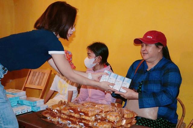 Bánh trung thu '2 giảm' dành tặng bệnh nhi suy thận - Ảnh 2.