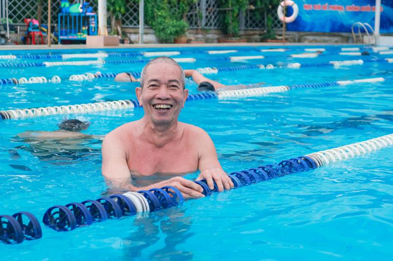 Lớp bơi miễn phí: Người cao tuổi TP.HCM hào hứng làm bạn với nước- Ảnh 1.