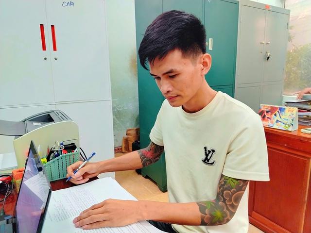 Bắt tạm giam bị can đánh phụ nữ mang thai trong tiệm tạp hóa - Ảnh 1.