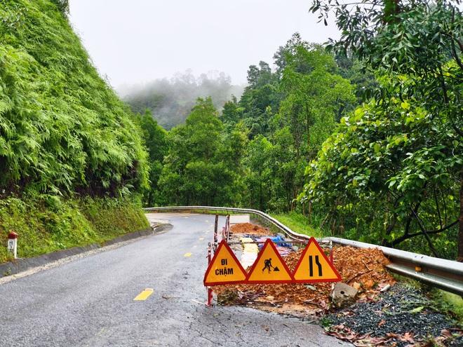 Cận cảnh sạt lở nghiêm trọng trên tuyến QL 49 nối trung tâm TP.Huế - A Lưới - Ảnh 5.