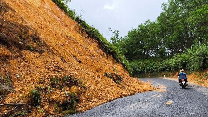 Cận cảnh sạt lở nghiêm trọng trên tuyến QL 49 nối trung tâm TP.Huế - A Lưới - Ảnh 9.