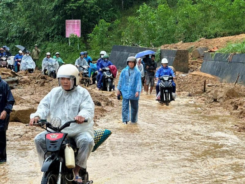 Cận cảnh sạt lở nghiêm trọng trên tuyến QL 49 nối trung tâm TP.Huế - A Lưới - Ảnh 15.