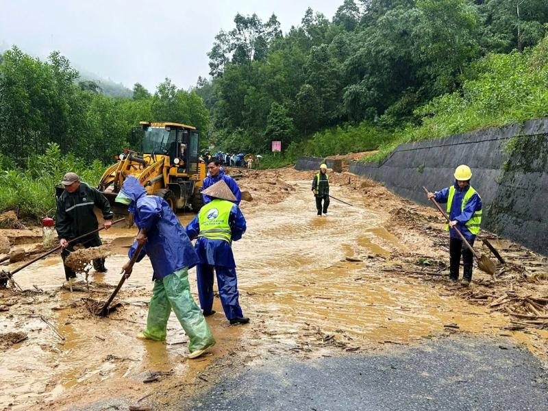 Cận cảnh sạt lở nghiêm trọng trên tuyến QL 49 nối trung tâm TP.Huế - A Lưới - Ảnh 14.