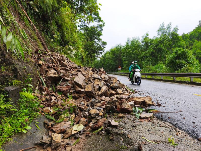 Cận cảnh sạt lở nghiêm trọng trên tuyến QL 49 nối trung tâm TP.Huế - A Lưới - Ảnh 7.