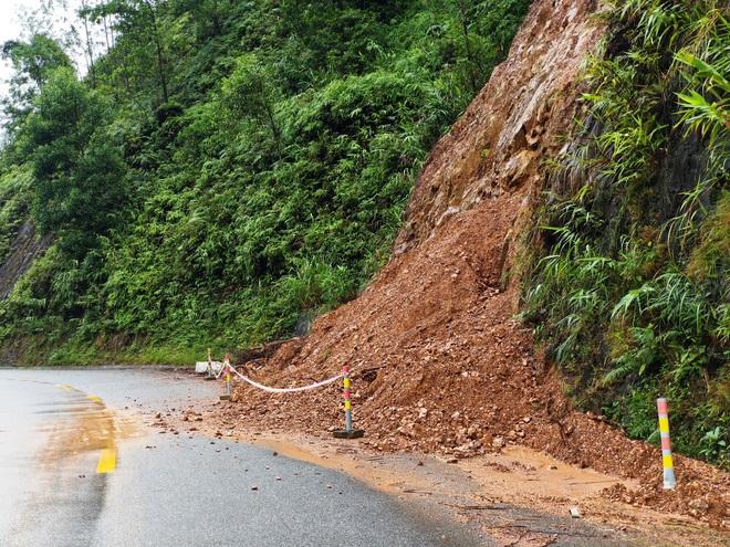 Cận cảnh sạt lở nghiêm trọng trên tuyến QL 49 nối trung tâm TP.Huế - A Lưới - Ảnh 3.