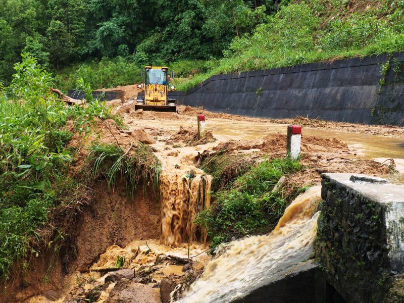 Cận cảnh sạt lở nghiêm trọng trên tuyến QL 49 nối trung tâm TP.Huế - A Lưới - Ảnh 16.