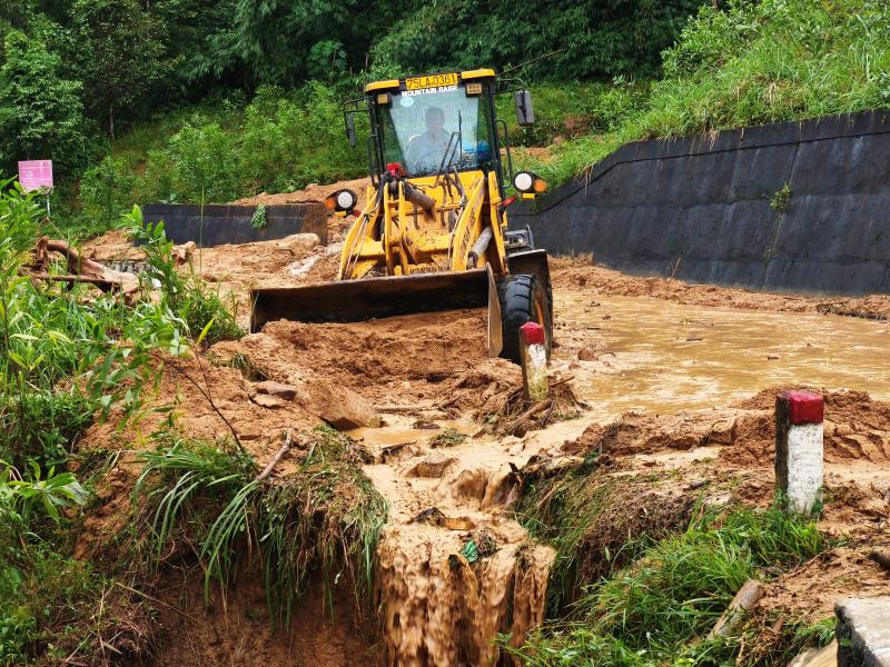 Cận cảnh sạt lở nghiêm trọng trên tuyến QL 49 nối trung tâm TP.Huế - A Lưới - Ảnh 1.