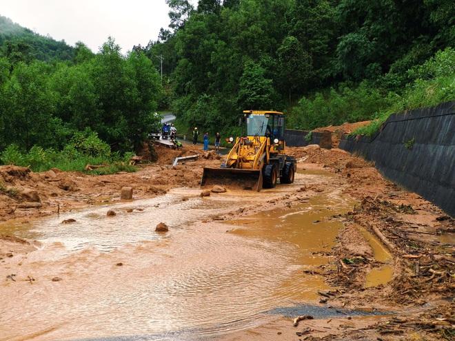 Cận cảnh sạt lở nghiêm trọng trên tuyến QL 49 nối trung tâm TP.Huế - A Lưới - Ảnh 10.